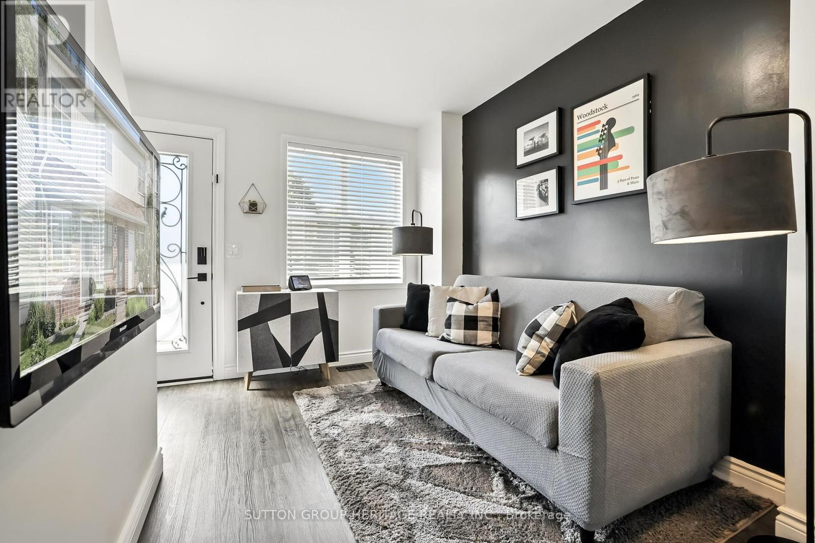 152 Olive Ave, Oshawa, ON L1H 2P2