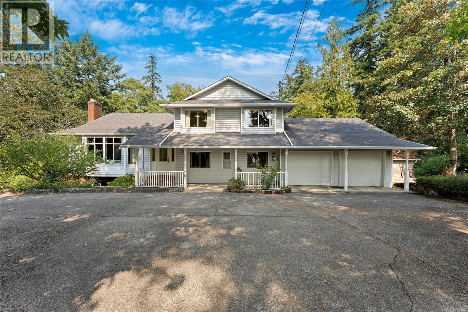 722 Miller Ave, Saanich, BC V8Z 3C8
