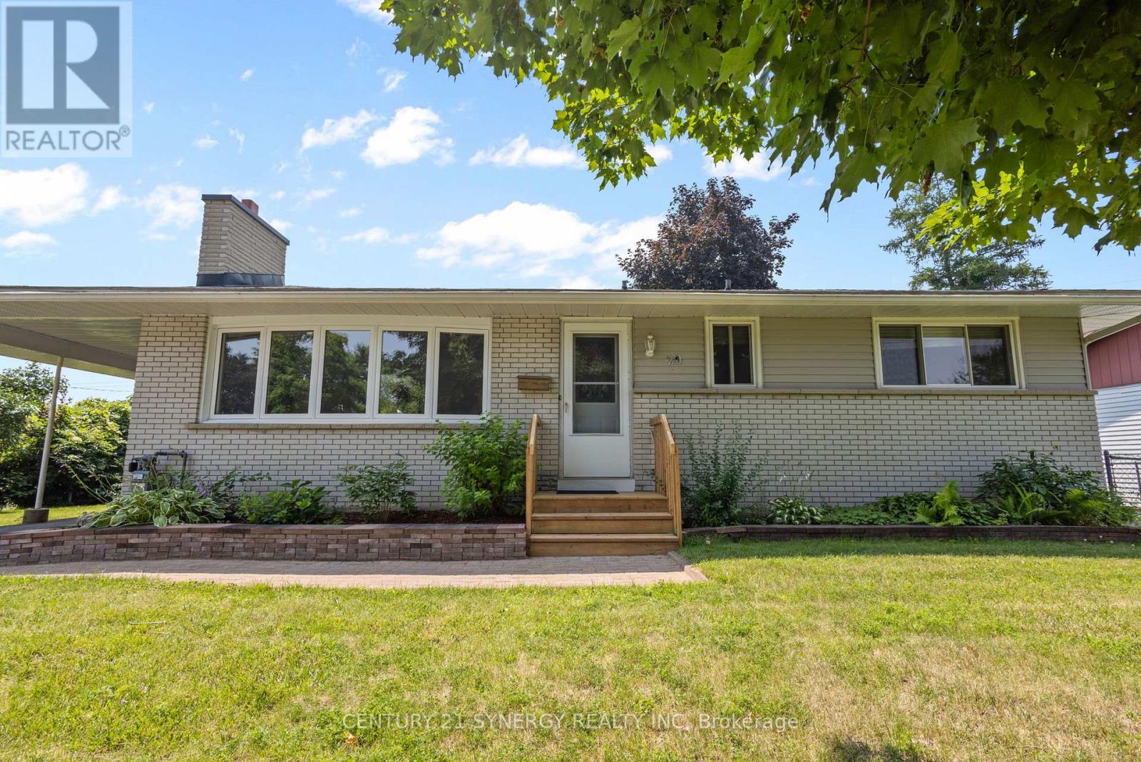 20 Parkside Cres, Ottawa, ON K2G 3B5