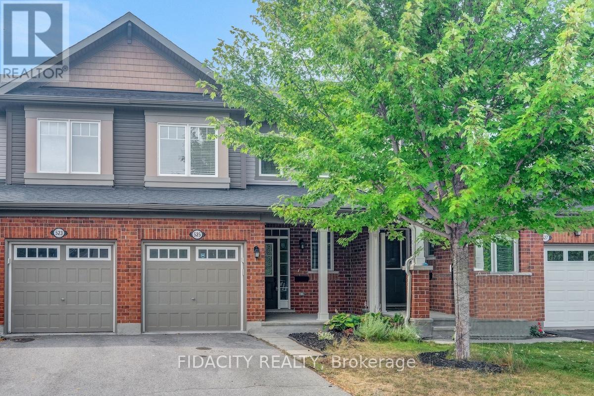 525 Foxlight Cir, Ottawa, ON K2R 1G9