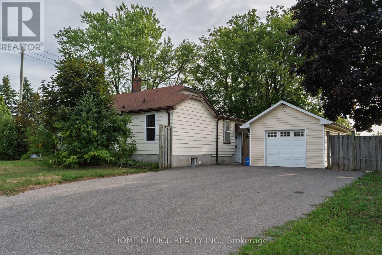 272 Taunton Rd W, Oshawa, ON L1G 3T5
