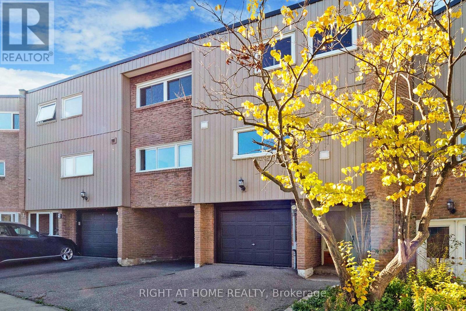 6 400 Bloor St, Mississauga, ON L5A 3M8