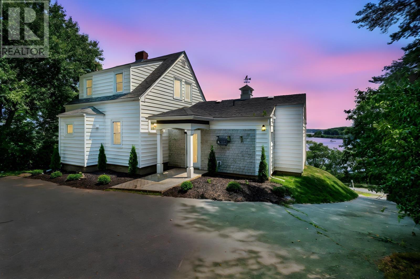 44 Dakin Dr, Halifax, NS B3M 2C9