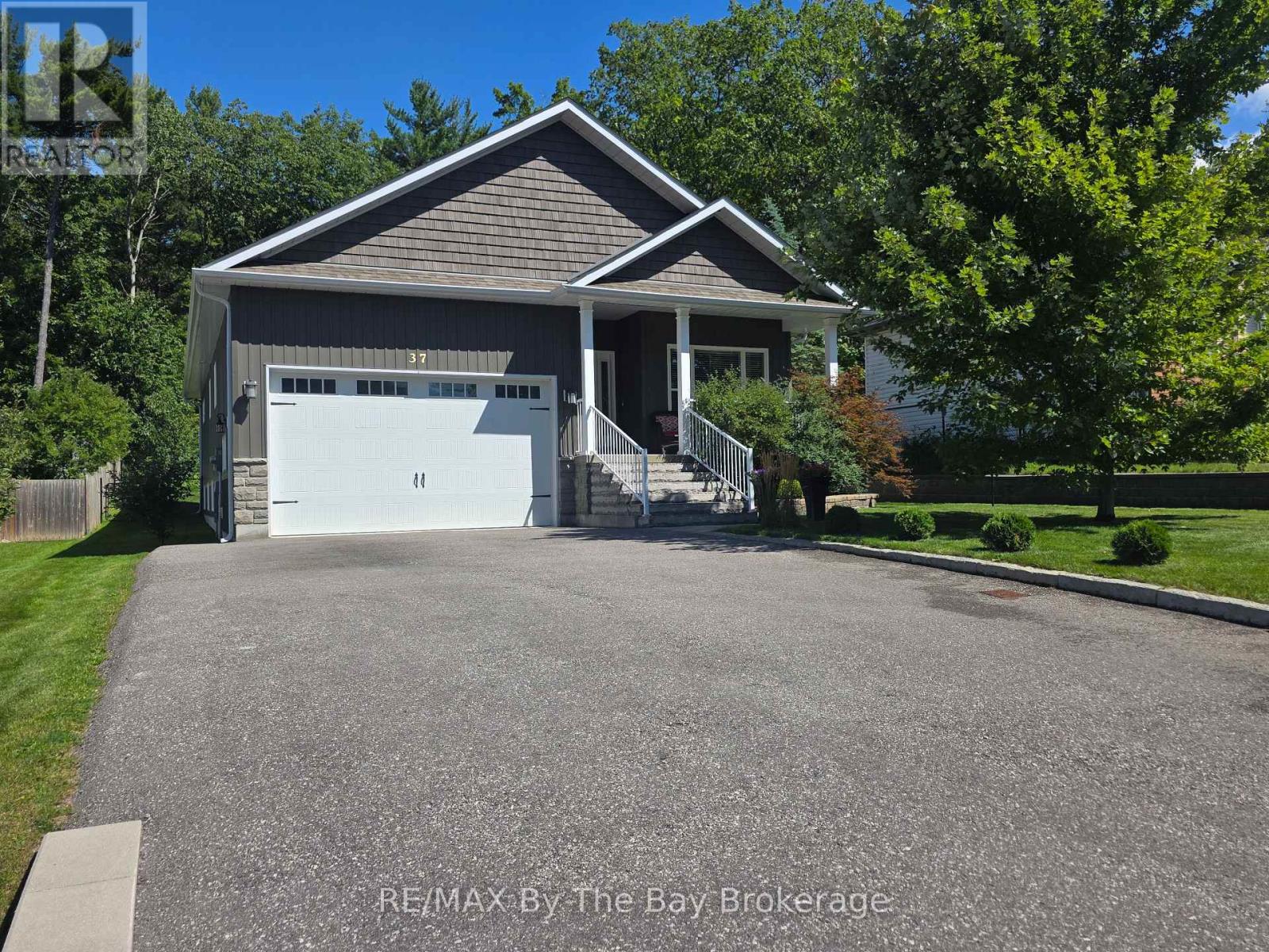 37 Wesley Ave, Wasaga Beach, ON L9Z 1C8