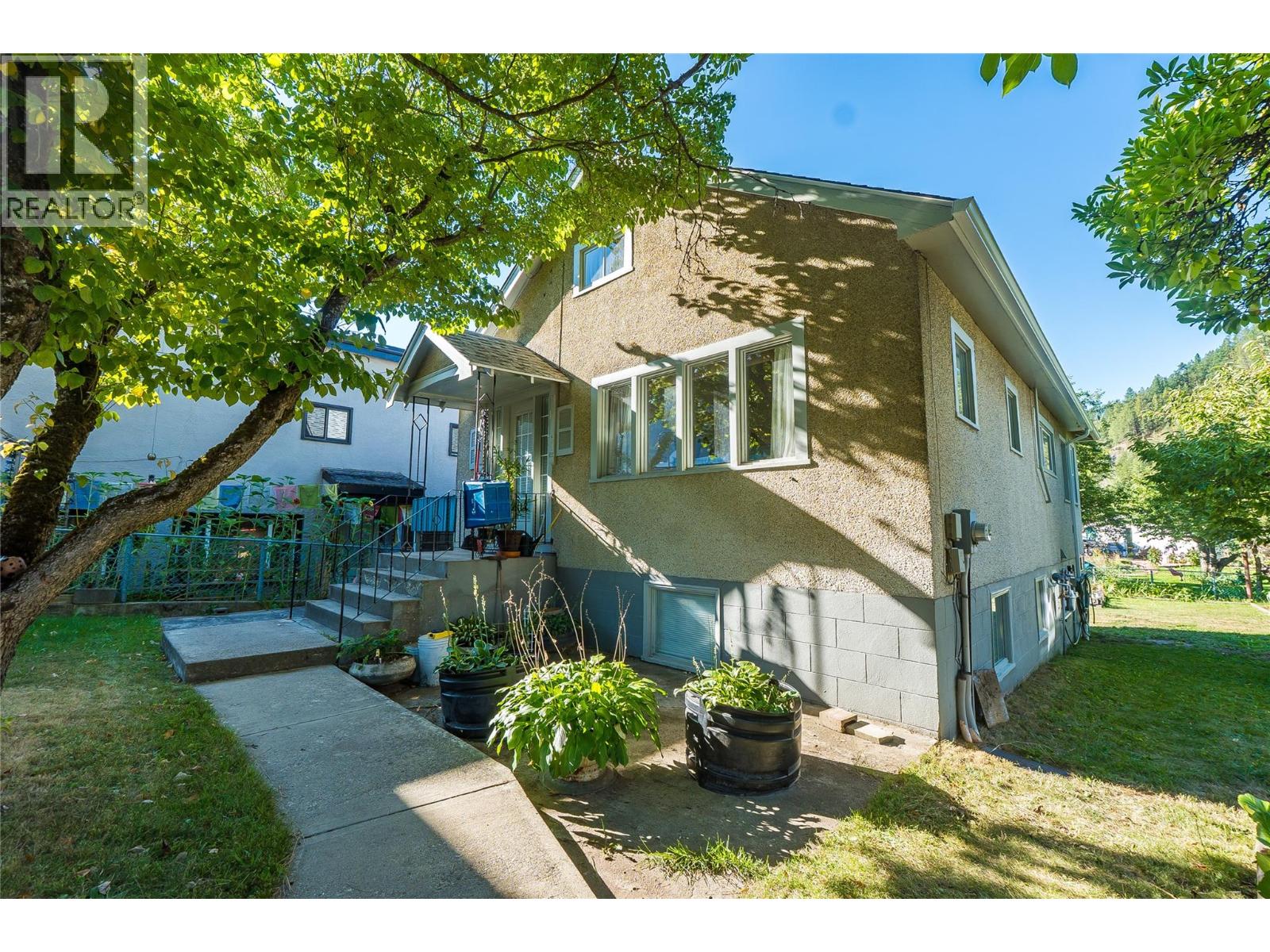 182 Columbia Ave, Castlegar, BC V1N 1A9