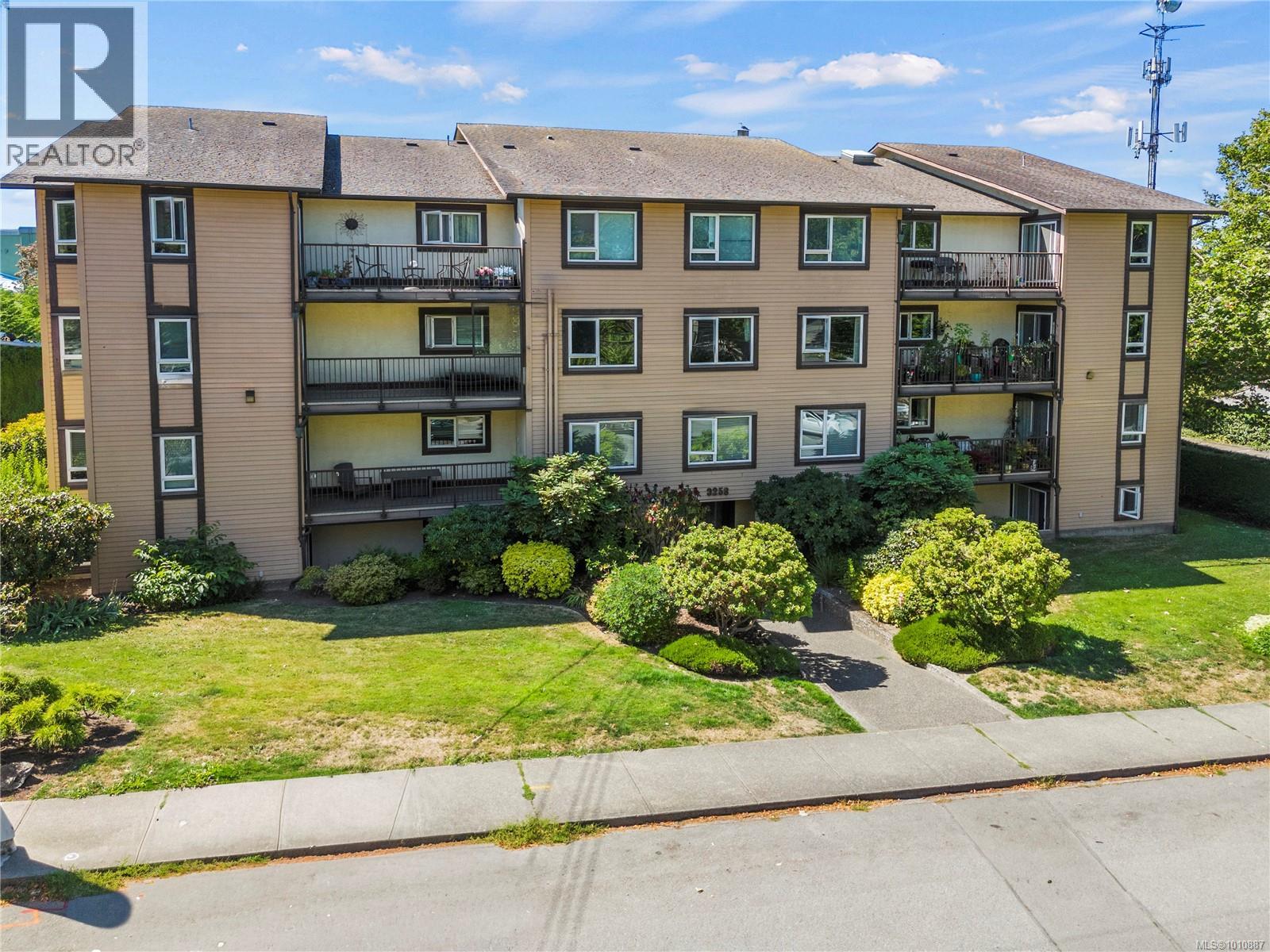 3258 Alder St Unit 104 St, Saanich, BC V8X 1P2