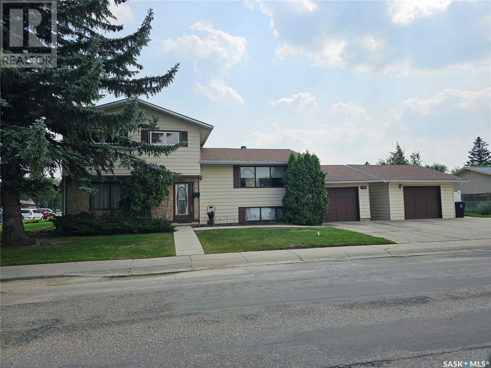 702 Mckercher Dr W, Saskatoon, SK S7H 3W7