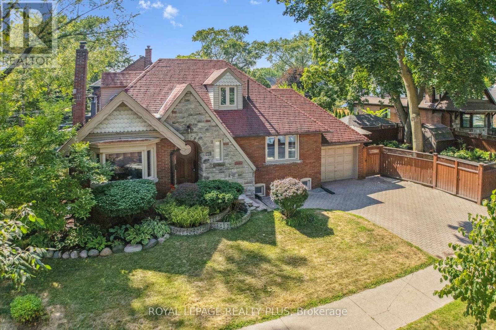 1048 Royal York Rd, Toronto, ON M8X 2G7