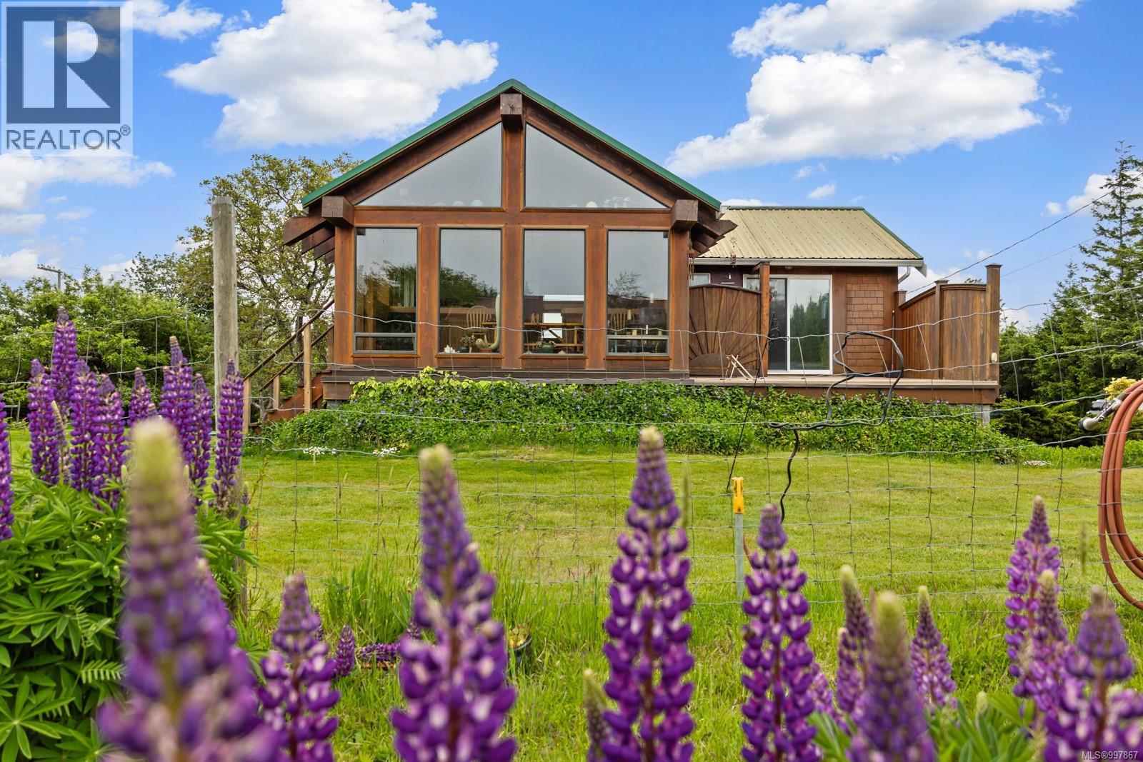 818 Knight Rd, Comox, BC V9M 3T2