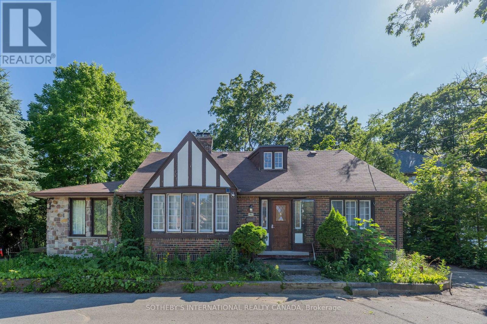 1462 Hurontario St, Mississauga, ON L5G 3H4