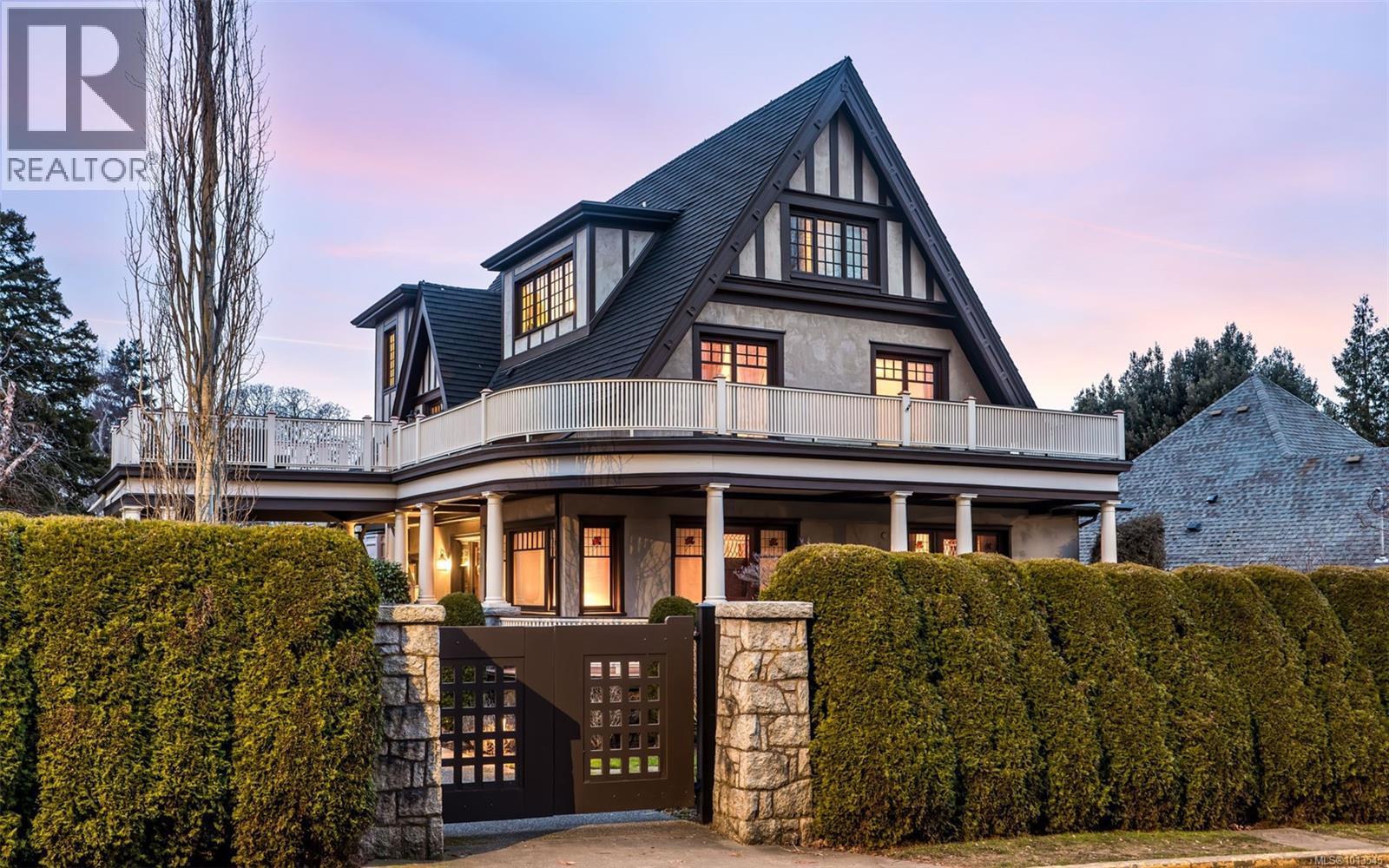 1030 St Charles St, Victoria, BC V8S 3P6