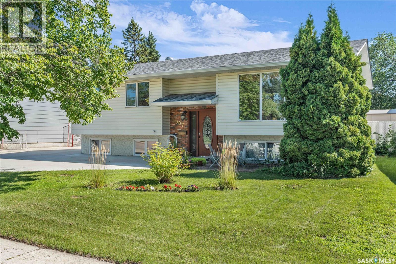 1007 Woodman Cres, Prince Albert, SK S6V 6L5