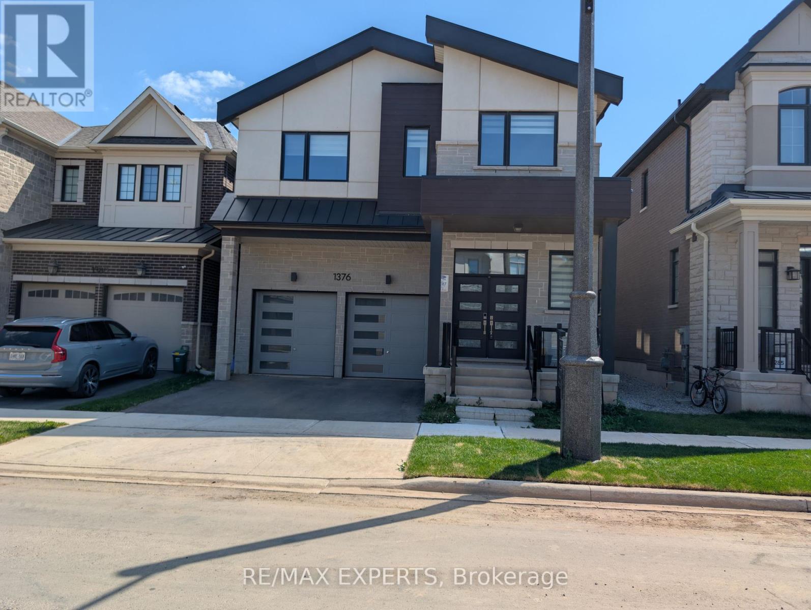 1376 Hydrangea Gdns, Oakville, ON L6H 7X2