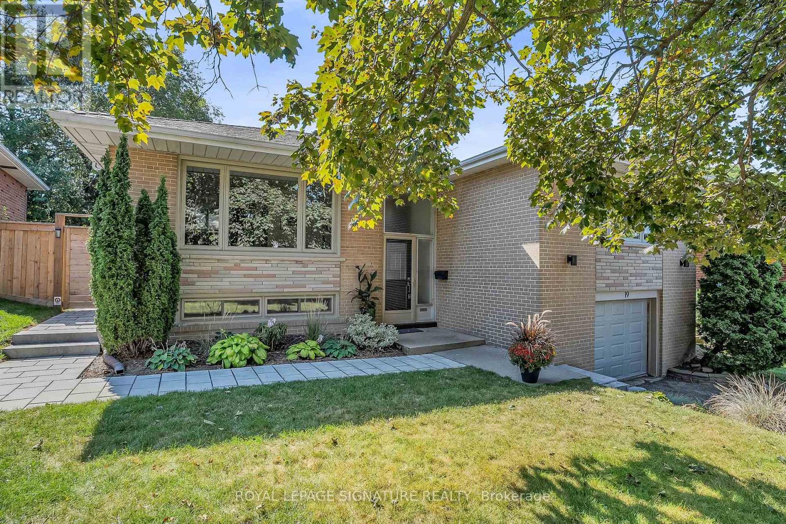19 Caronport Cres, Toronto, ON M3A 1G9
