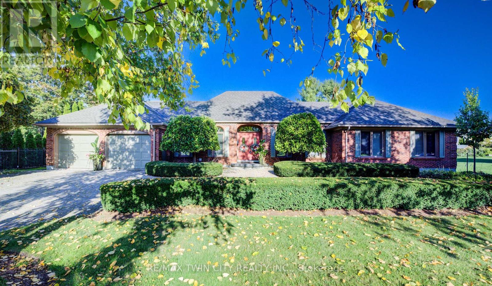 592 Manorwood Ct, Waterloo, ON N2K 3L7