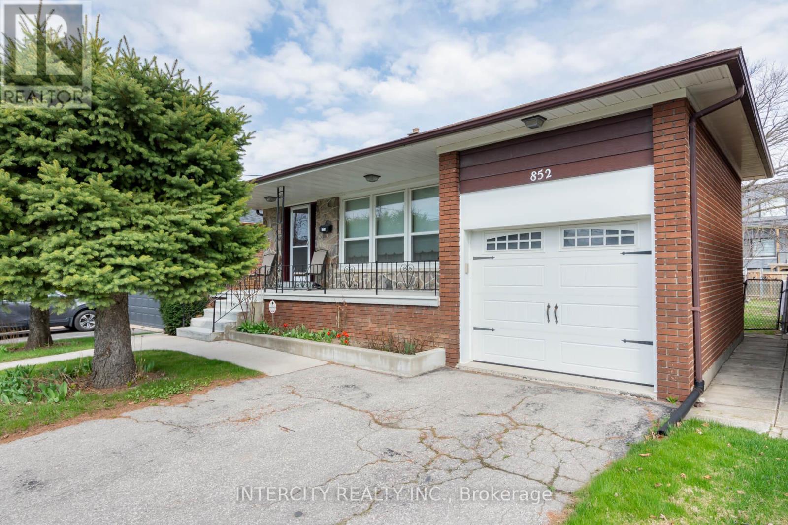 852 Glencairn Ave, Toronto, ON M6B 2A5