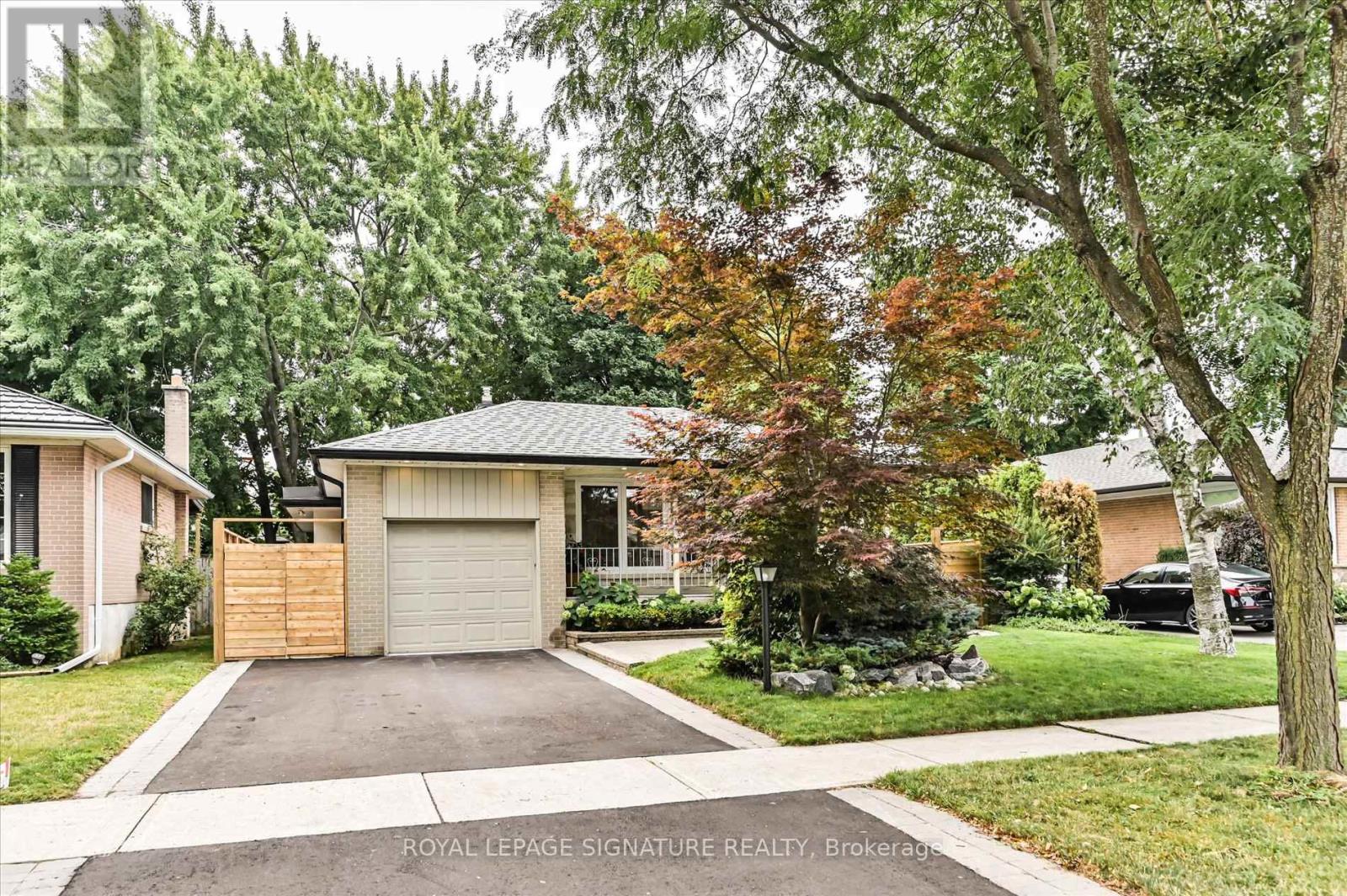 113 Carsbrooke Rd, Toronto Etobicoke West Mall, ON M9C 3C9