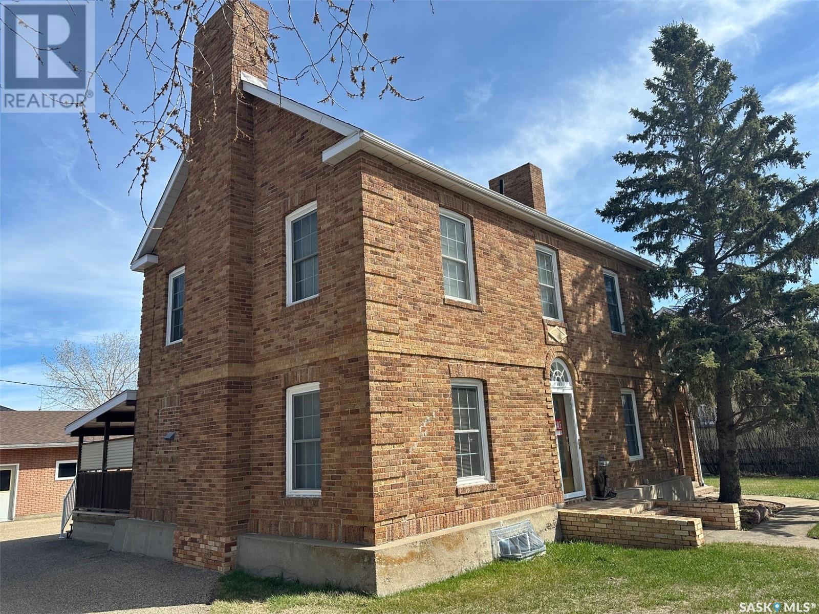 107 1 Avenue West, Gravelbourg, SK S0H 1X0