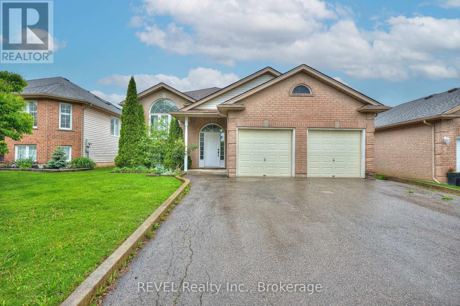 28 Quaker Rd, Welland, ON L3C 7K7