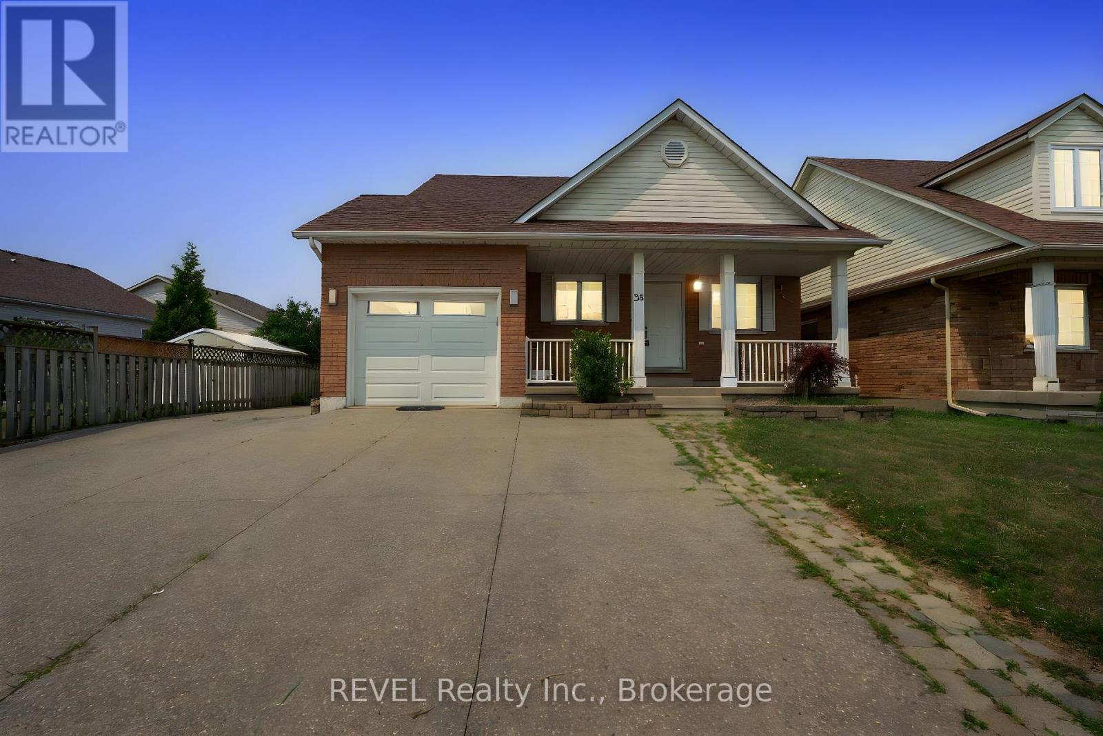 35 Summers Dr, Thorold, ON L2V 4Z9