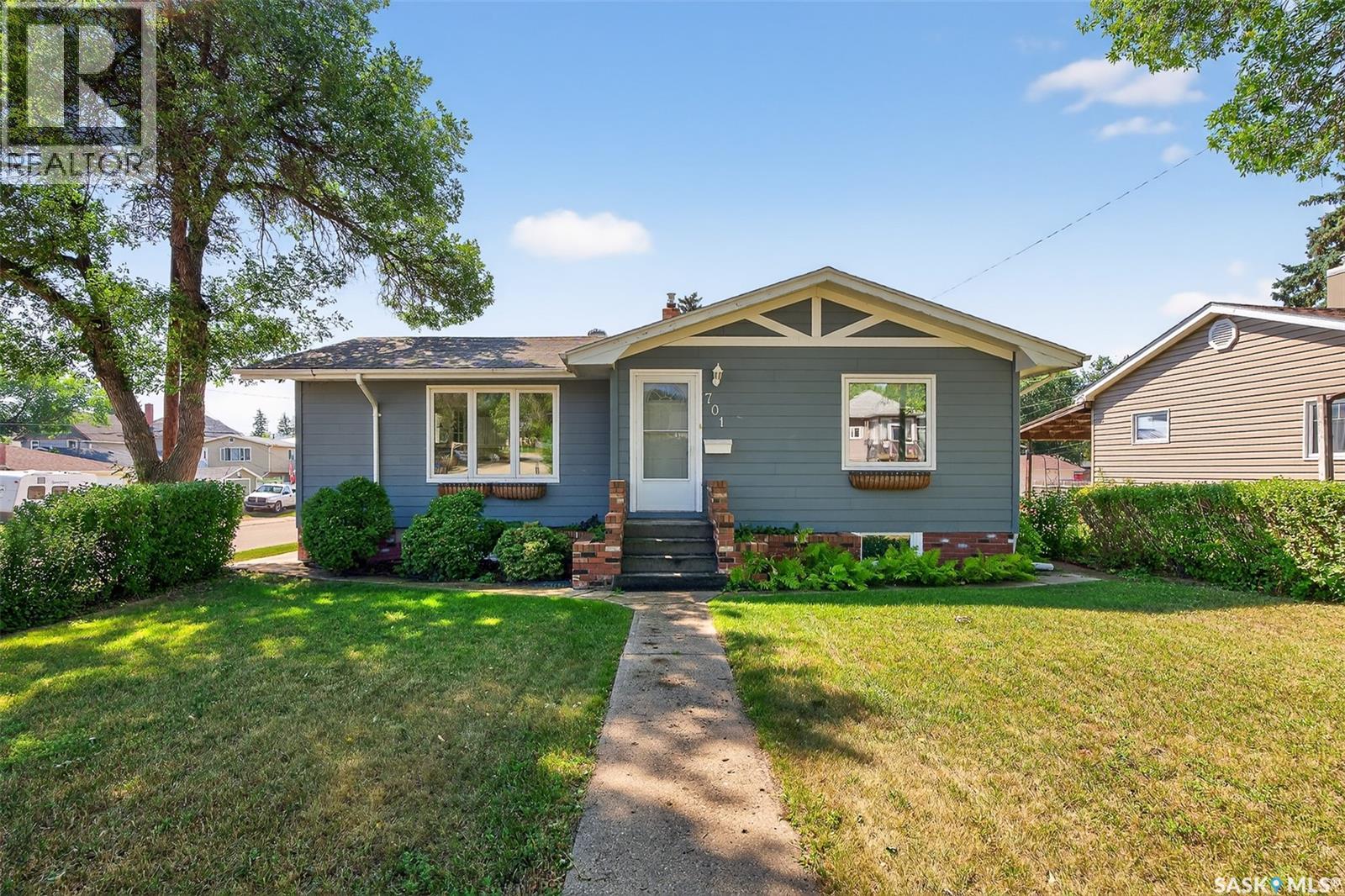 701 Hochelaga St W, Moose Jaw, SK S6H 2H5