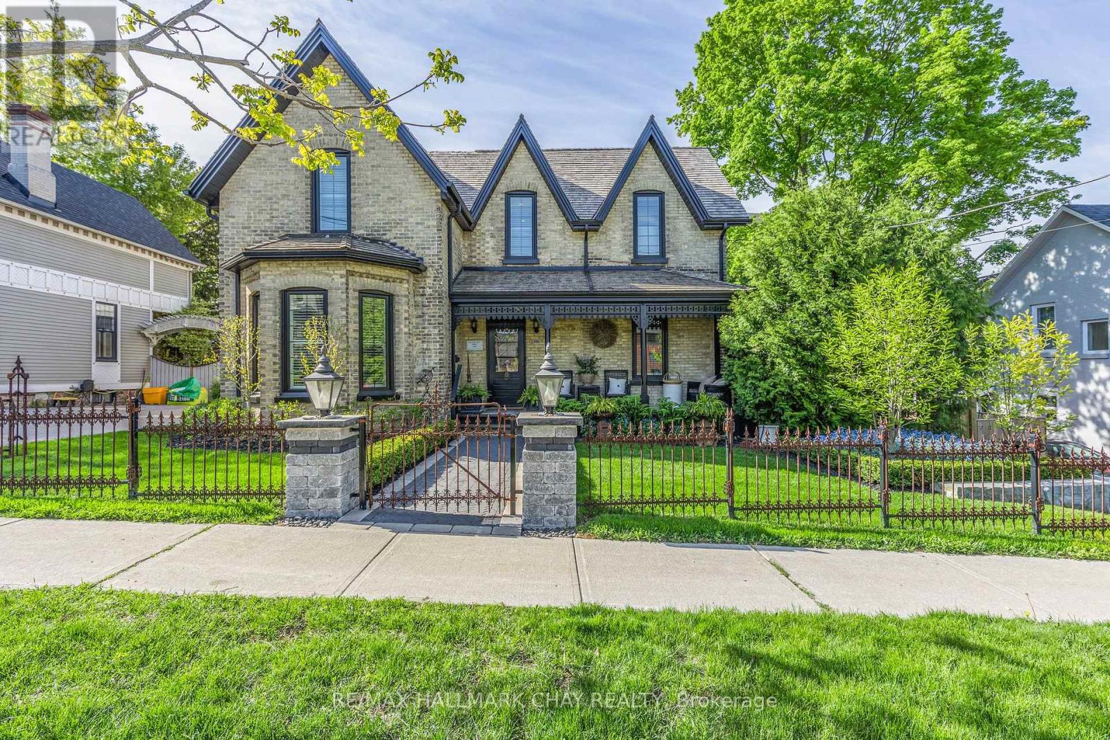 11 Catherine Ave, Aurora, ON L4G 1K4