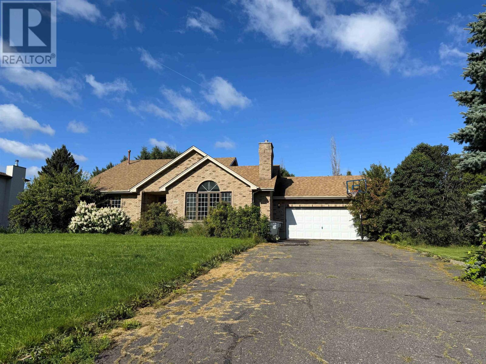 2257 Lacewood Dr, Thunder Bay, ON P7K 1C4