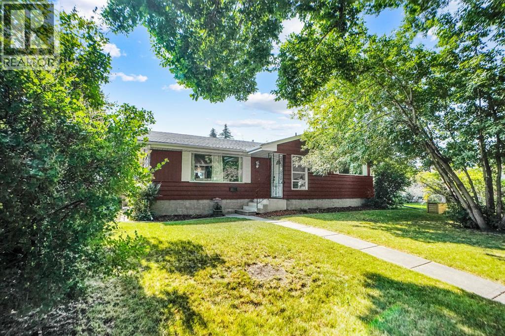 1447 Northmount Dr NW, Calgary, AB T2L 0G7