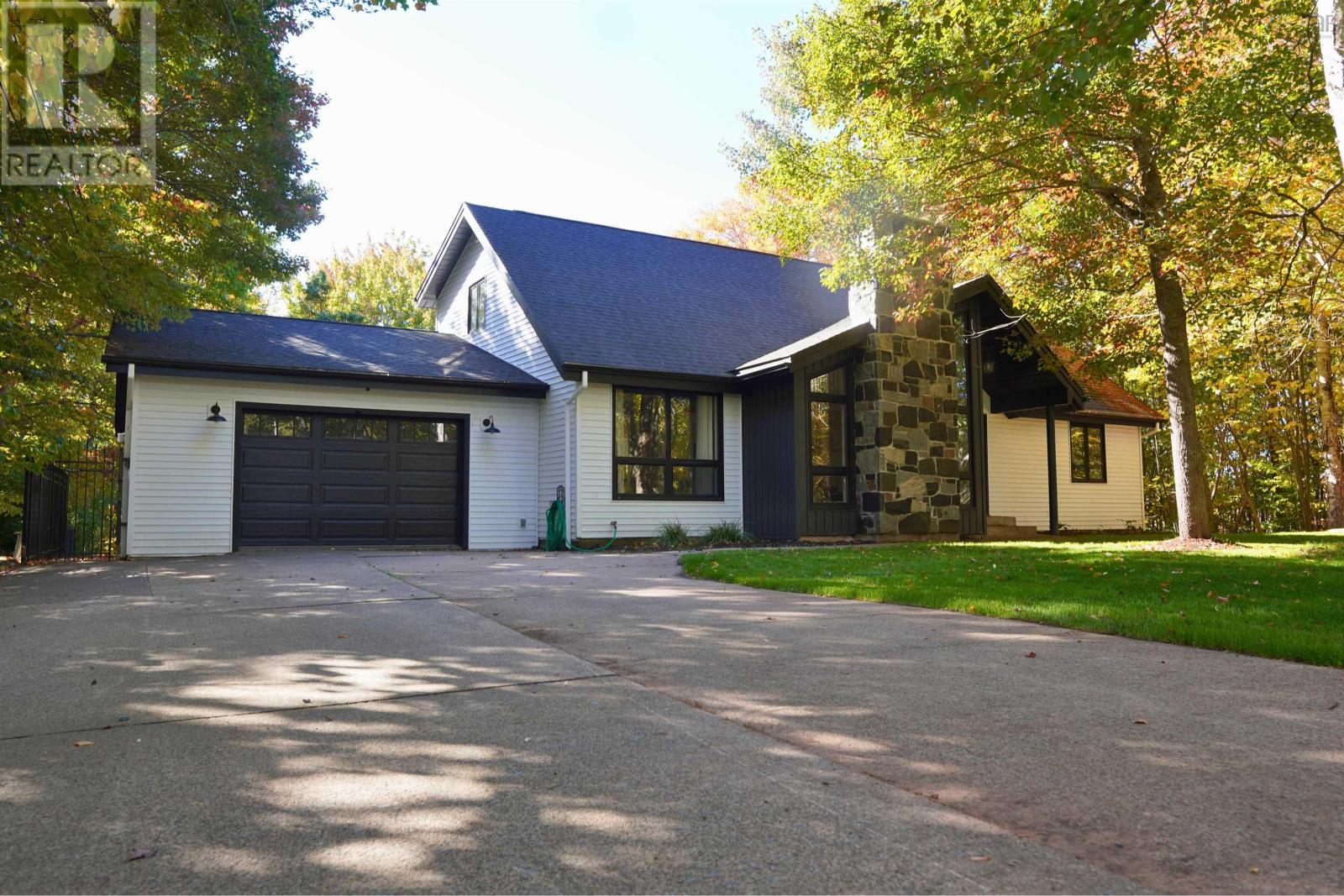 84 Second St, Lakeview, NS B4C 4C9
