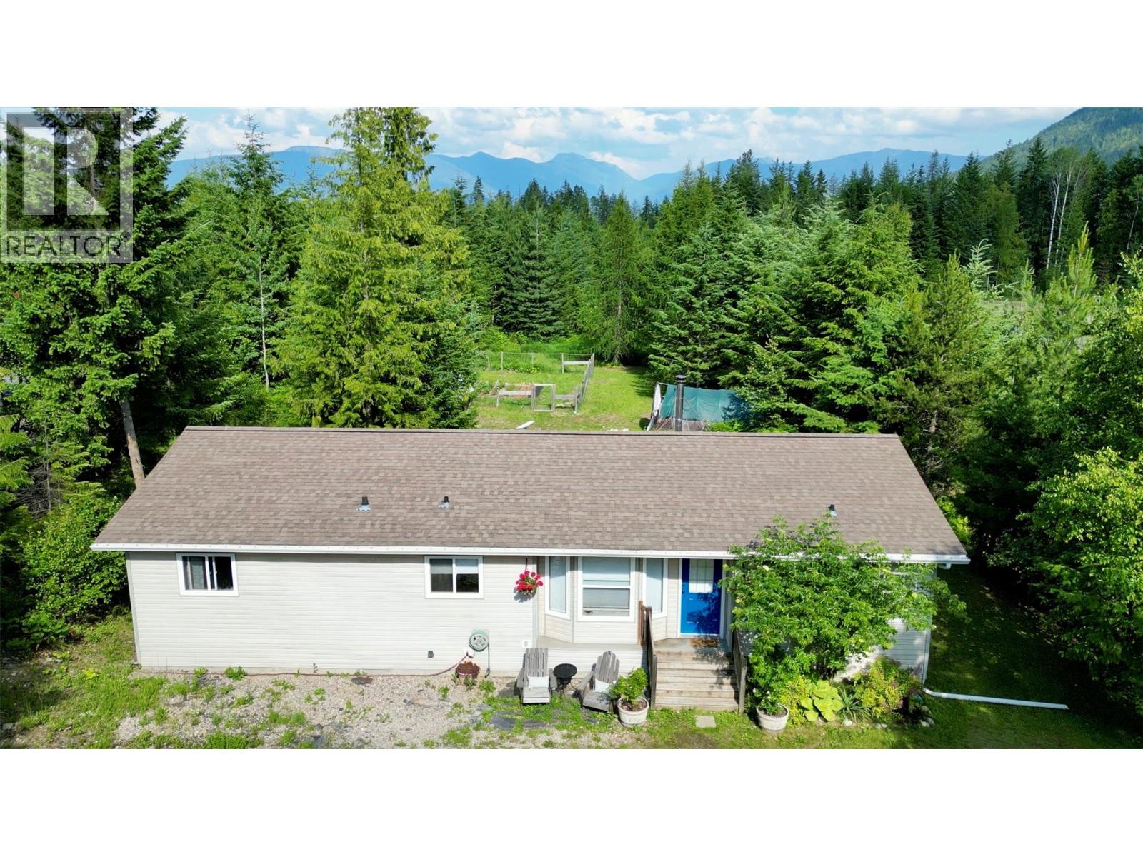 700 Heyland Rd, Balfour, BC V0G 1C0