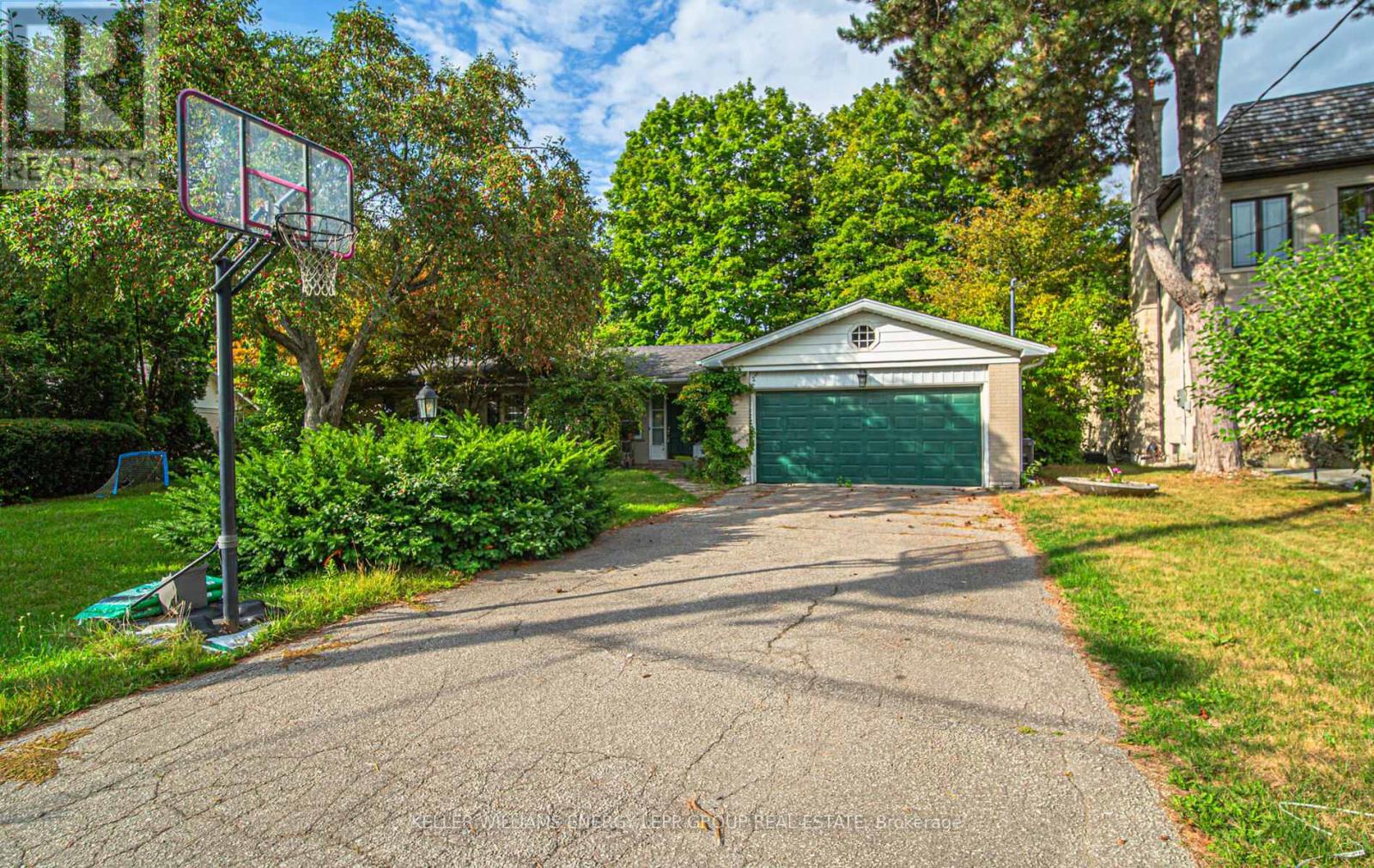 15 Artinger Ct, Toronto, ON M3B 1J9