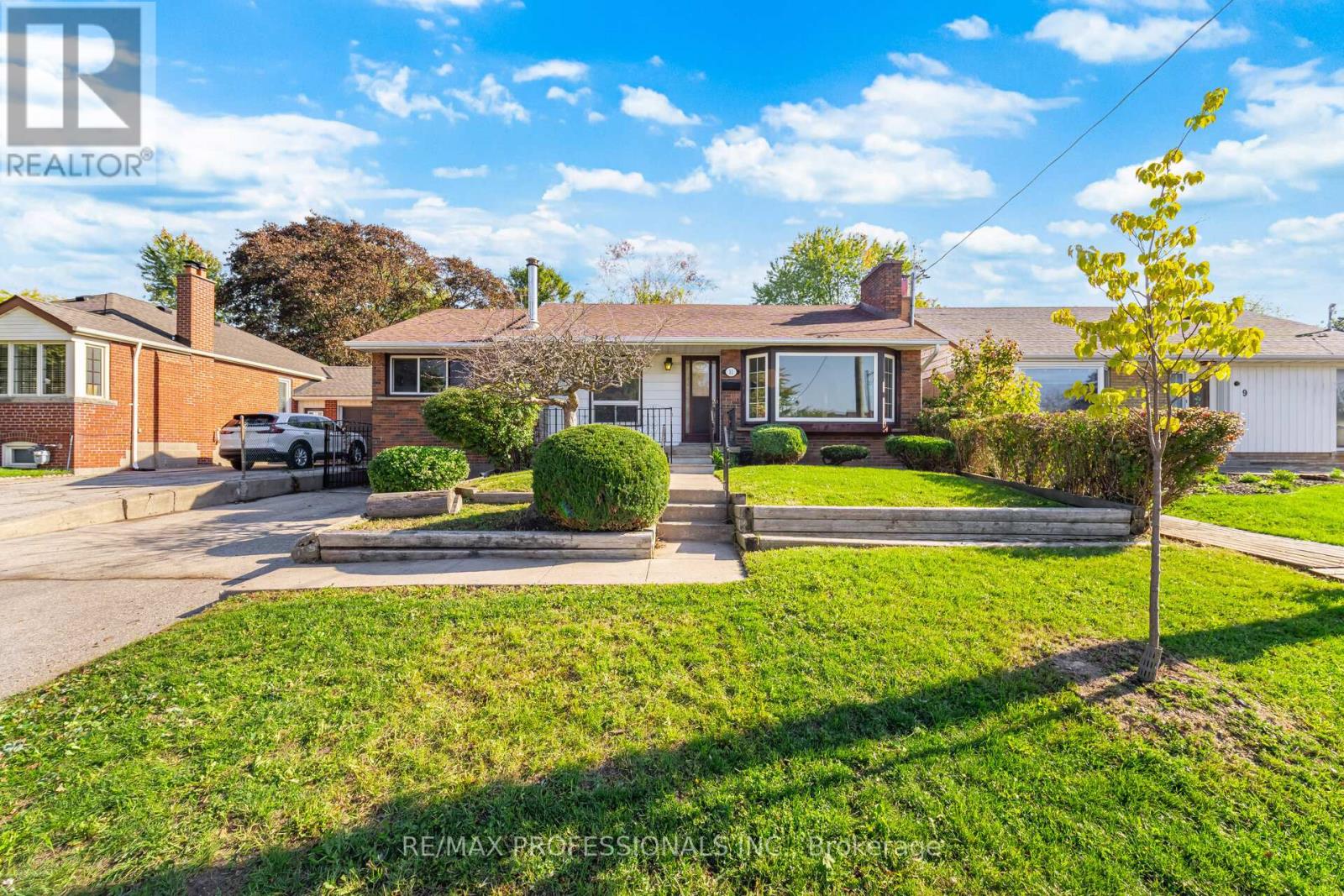 11 Jeanette St, Toronto, ON M1M 3G2