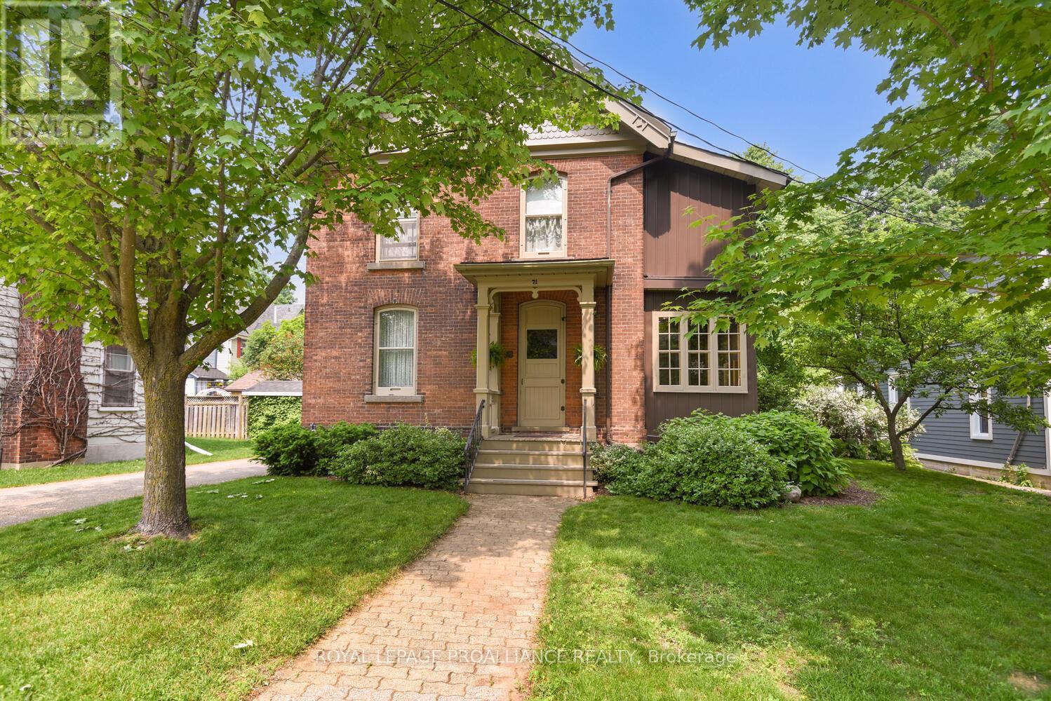 71 Bethune St, Brockville, ON K6V 2E3