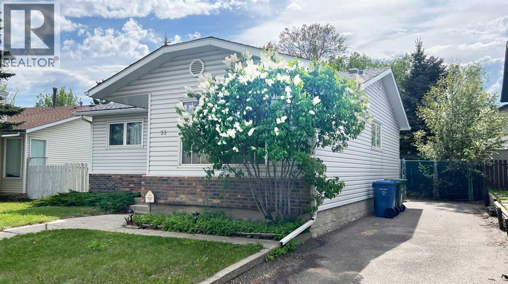 32 Deerfield Dr SE, Calgary, AB T2J 6M1
