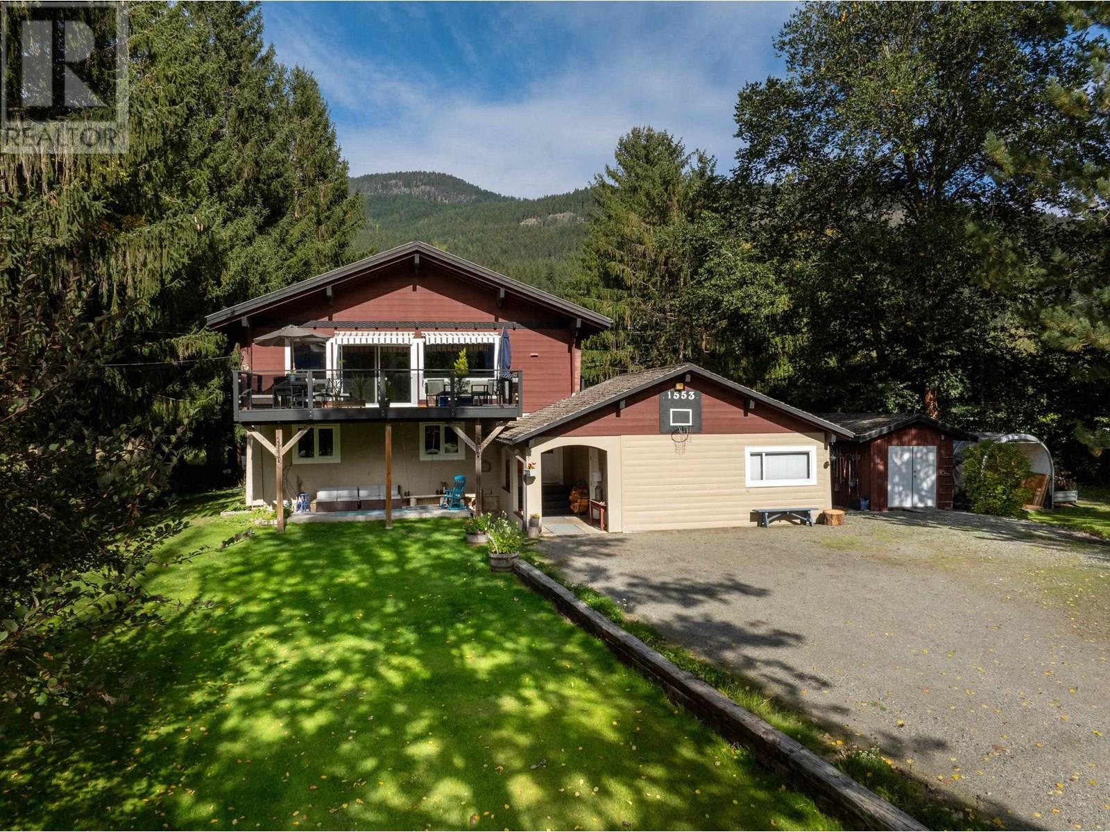 1553 Fraser Rd, Pemberton, BC V0N 2L0