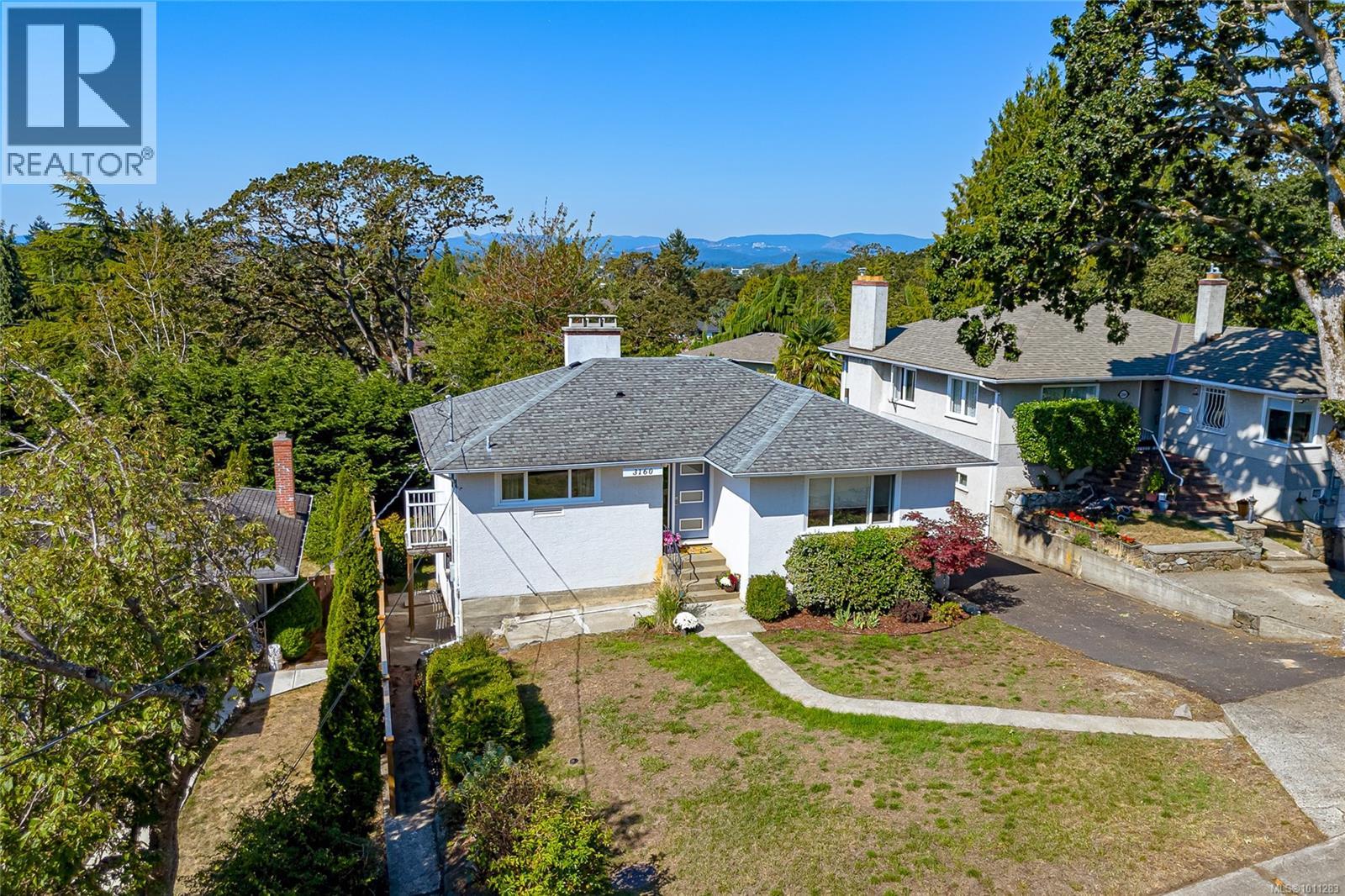 3160 Mars St, Victoria, BC V8X 1B8
