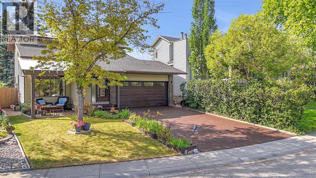 31 Scenic Grn NW, Calgary, AB T3L 1A1