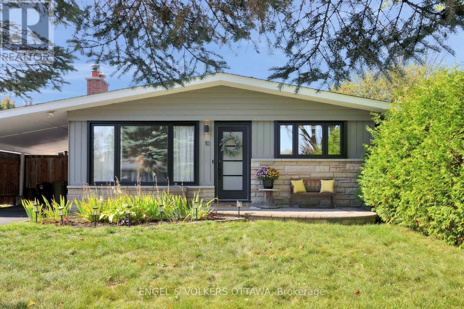 10 Tanglewood Dr, Ottawa, ON K2H 6P3