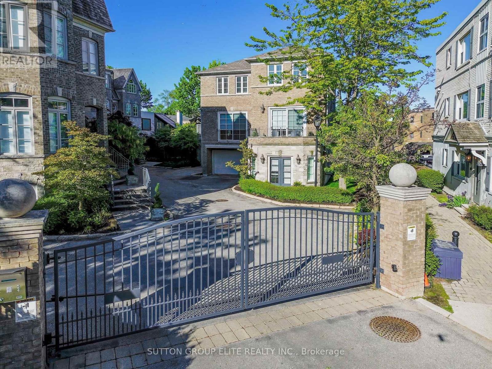 16 Nautical Ln, Toronto, ON M8V 4E7