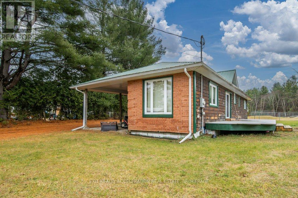 14 W Park Ln, Addington Highlands, ON K0H 2G0