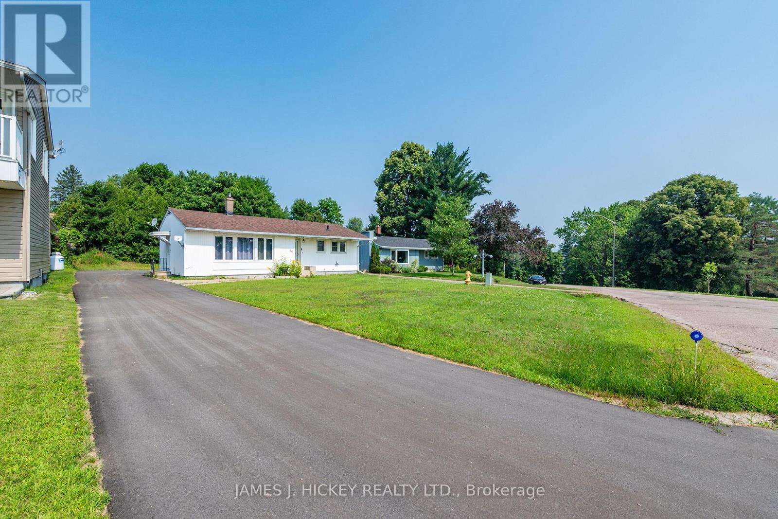 60 Laurier Ave, Deep River, ON K0J 1P0