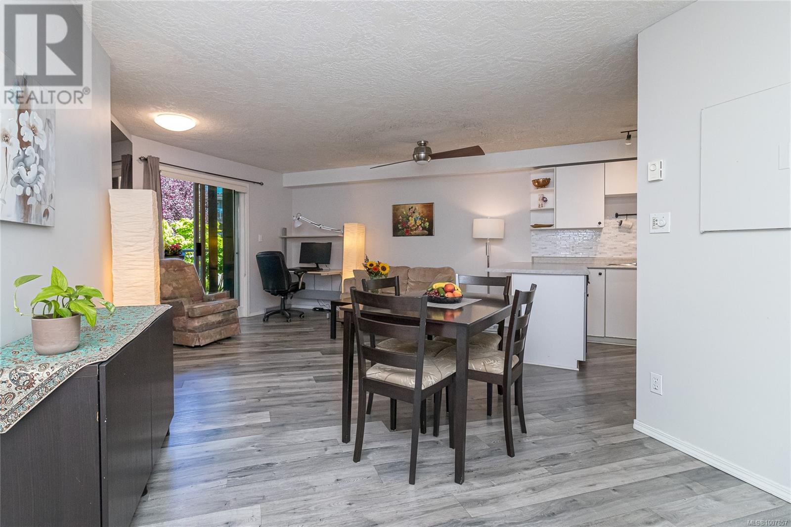 494 Marsett Pl Unit 211 Pl, Saanich, BC V8Z 7J1