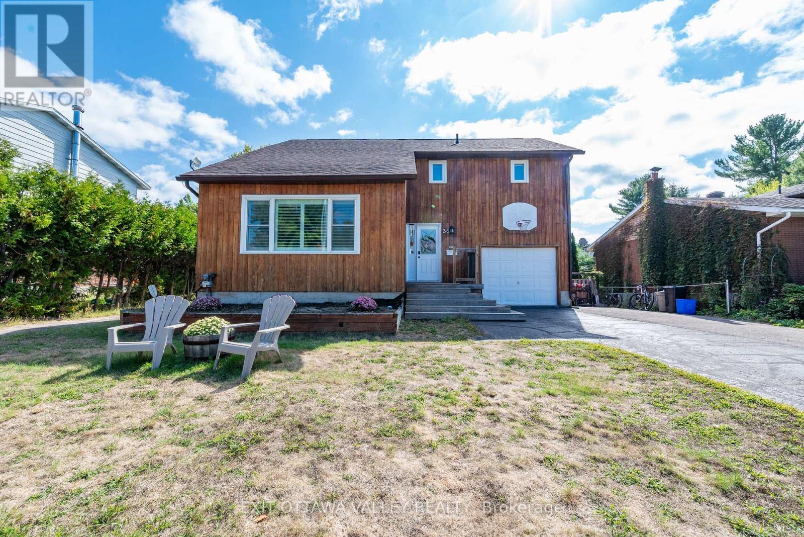 36 Thomas St, Deep River, ON K0J 1P0