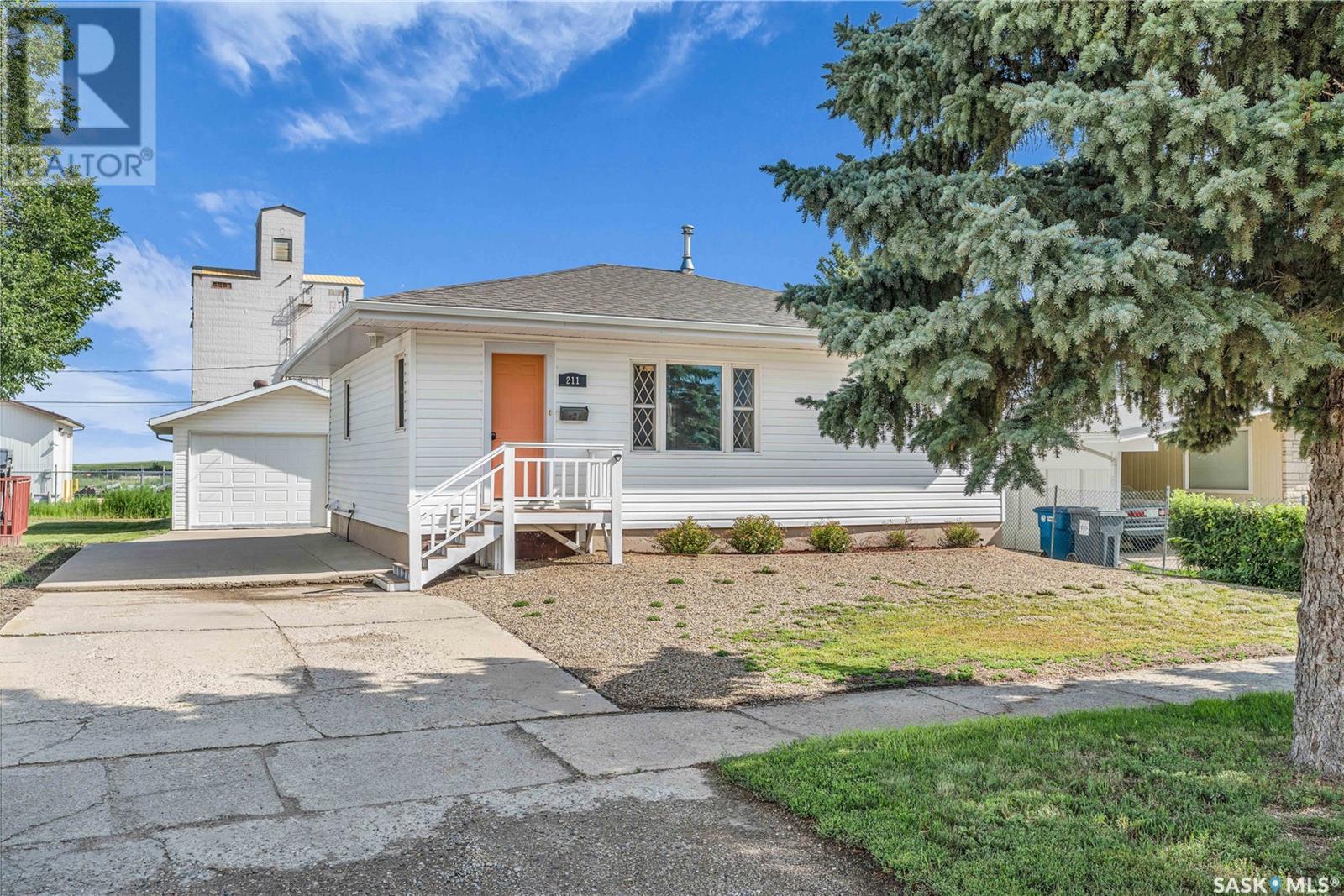 211 6 Avenue West, Gravelbourg, SK S0H 1X0