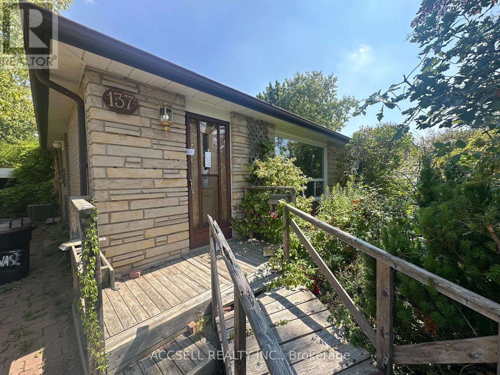 137 Earnscliffe Cir, Brampton, ON L6T 2B6