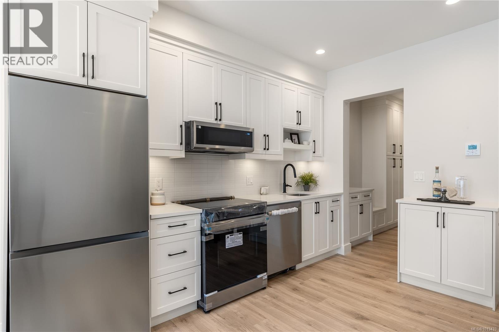 910 Old Esquimalt Rd Unit 4 Rd, Esquimalt, BC V9A 4X3