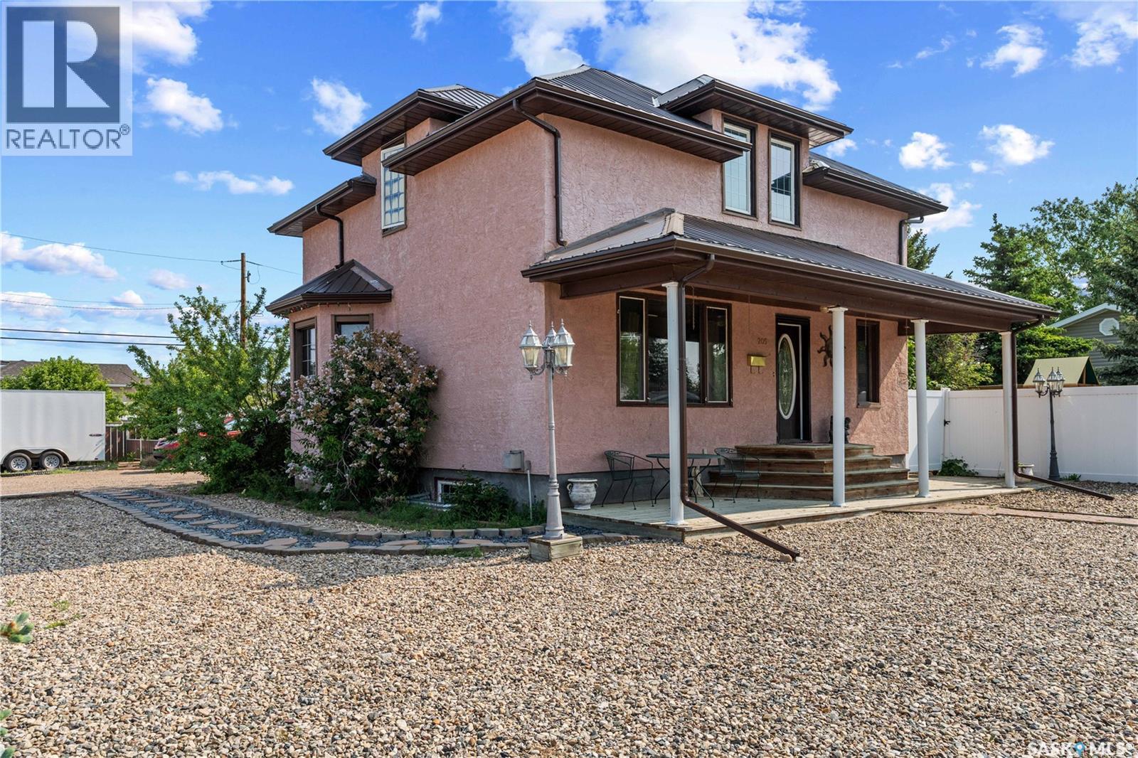 205 5 Avenue East, Gravelbourg, SK S0H 1X0