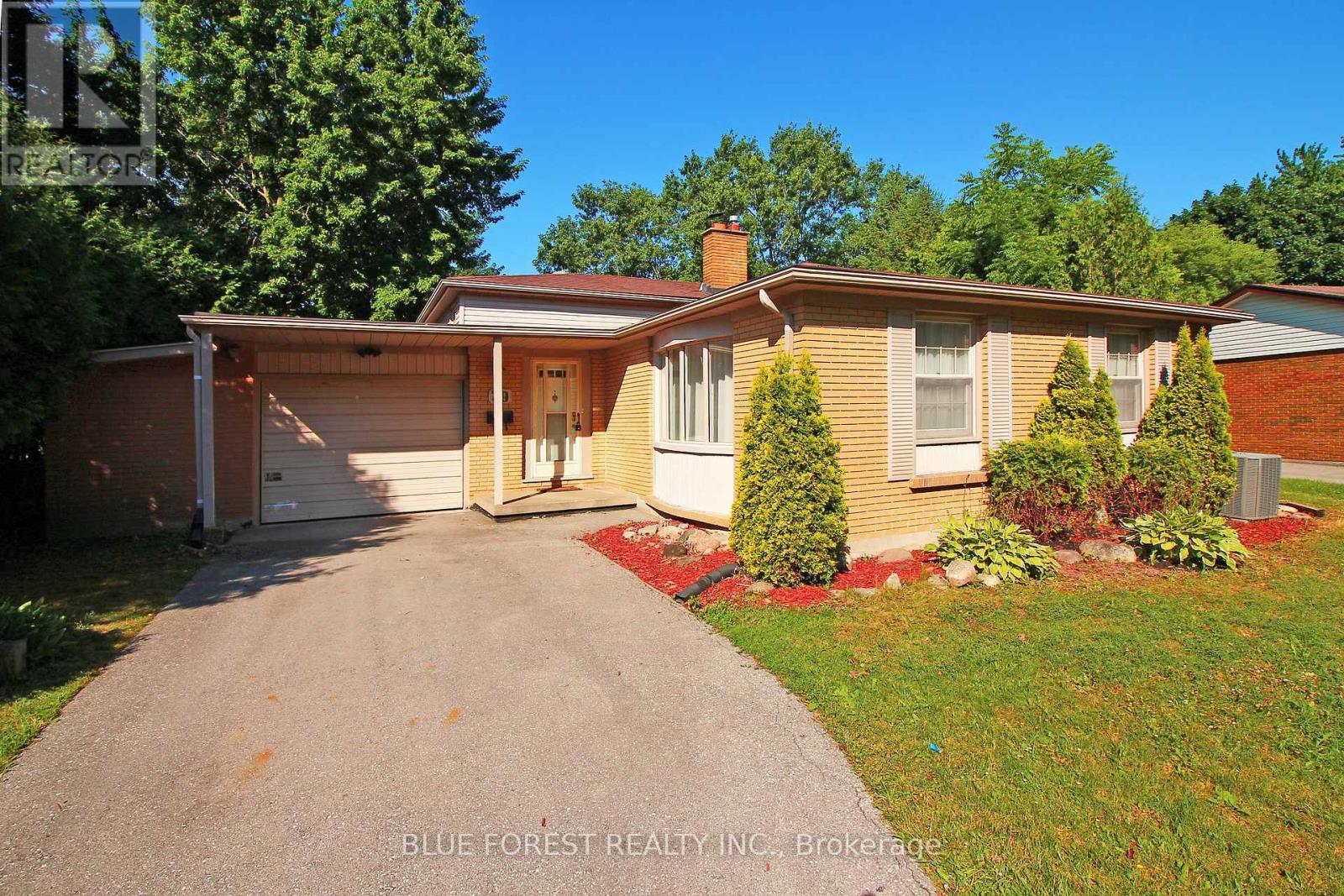 29 Queen Anne Cir, London, ON N6H 4B6