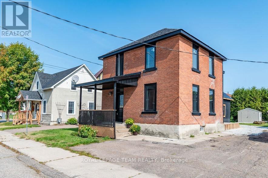 47 Bonnechere St N, Renfrew, ON K7V 1Y8