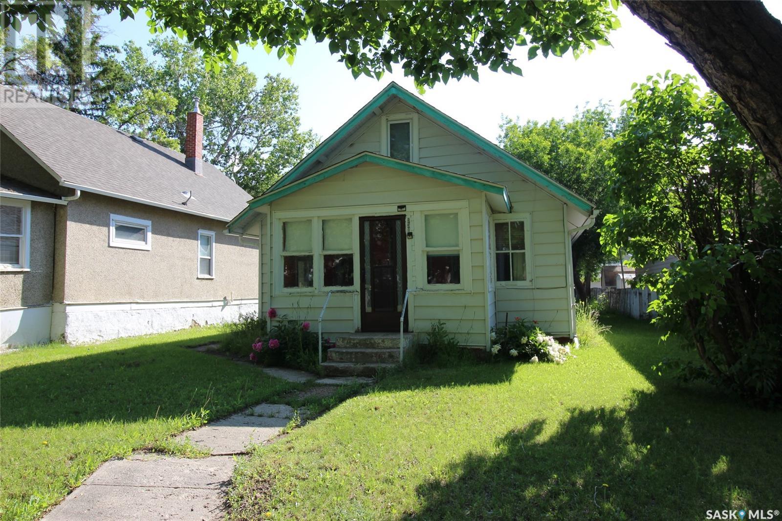 538 Centre St, Shaunavon, SK S0N 2M0 MLS SK975885 Houseful